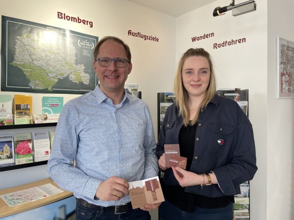 Gustav Krull und Jasmin Whiting präsentieren die neuen digitalen Gutscheinkarten. - © Madlena Gerschner