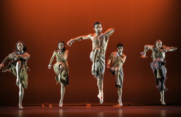Samba hat seine Ursprünge in Afrika - Sklaven haben den Tanz nach Südamerika gebracht - hier zeigen Mirea Mauriello, Madoka Sato, Felipe Sales, Caio Amaral und Veronika Jungblut die Herkunft. - © Landestheater/Marc Lontzek