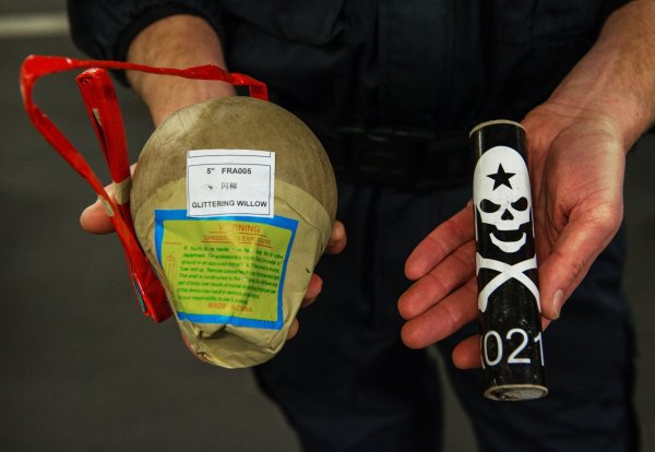 Symbolbild: Immer wieder stellt die Polizei illegale Böller sicher, wie hier unter anderem eine Kugelbombe (links). - © Andreas Arnold/dpa