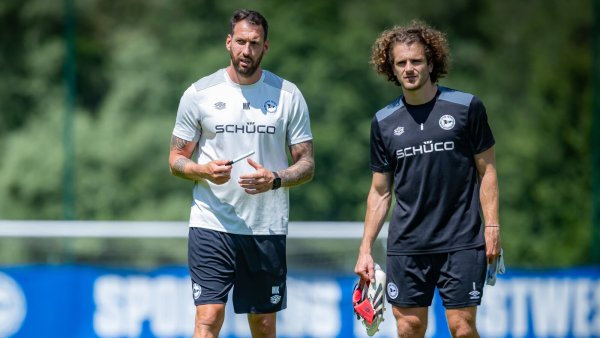 Arminia-Trainer Mitch Kniat (l.) und Kapitän Mael Corboz ziehen nach der Startphase eine erste Zwischenbilanz. - © Sarah Jonek
