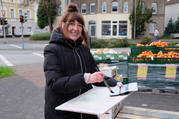 Fängt vor Ort zeichnerisch Atmosphäre und Stimmungen ein: Urban Sketcherin Yvonne Pretzsch. - © Sommertheater Detmold