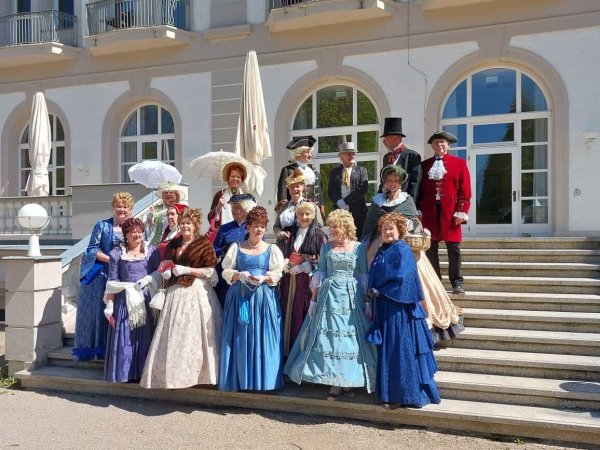 Historische Kostüme aus unterschiedlichen Zeiten bei der Landpartie in Bad Pyrmont. - © Kulturwerkstatt Blomberger-Land