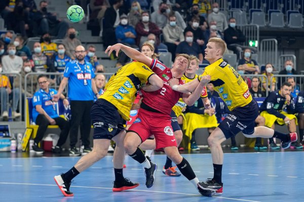 Lukas Hutecek (Mitte) in den Fängen von Kristjan Horzen und Ymir Örn Gislason. - © foto2press