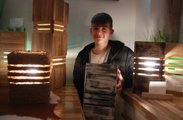 Leon Sawatzky mit seinen Lampen. Einige hat er auf Vorrat gebastet, andere stellt er gezielt nach Kundenwünschen her. - © Katrin Kantelberg(LZ)