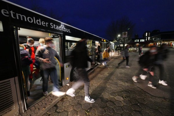 In der Schule wird auf die Einhaltung des Mindestabstands geachtet. In den Bussen ist das nicht möglich. Deshalb hatten Eltern der Geschwister-Scholl-Schule an die Stadt geschrieben. - © Jost Wolf