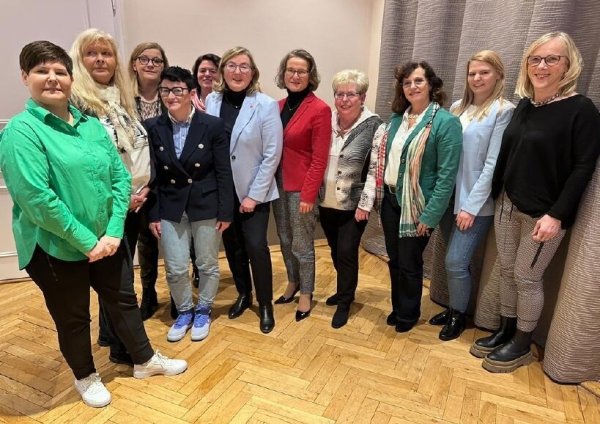Sie gehören zum Bezirksvorstand der Frauen-Union OWL: (von links) Annegret Schneider (Kreisverband Gütersloh), Martina Hagedorn (Lippe), Anja Toppmöller (Gütersloh), Katharina Kelle (Lippe), Bundestagsabgeordnete Kerstin Vieregge (Lippe), die neue Vorsitzende Dr. Angelika Westerwelle (Bielefeld), Ministerin Ina Scharrenbach, Annegret Jürgenliemke (Gütersloh), Walburga Neu (Höxter), Sabrina Mokulys (Bielefeld), Hildegard Pöhler (Höxter). - © Frauen-Union OWL