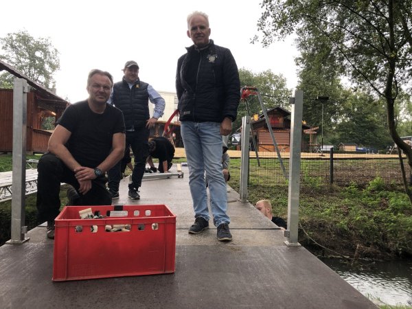Veranstaltungstechniker Marinus Kienzl (von links), Thomas Weber und Hortus-Vitalis-Betreiber Michael Welslau stehen auf einer der beiden Brücken, die über die Salze in den Irrgarten führen. - © Sven Kienscherf
