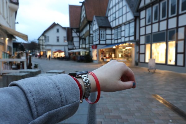 Bändchen, wie sie auf dem Bad Salzufler Weihnachtstraum zum Einsatz kamen, gelten in den Nachbarstädten als 2G-Nachweis für den Einzelhandel und die Gastronomie. Das vereinfacht die Kontrolle. - © Alexandra Schaller