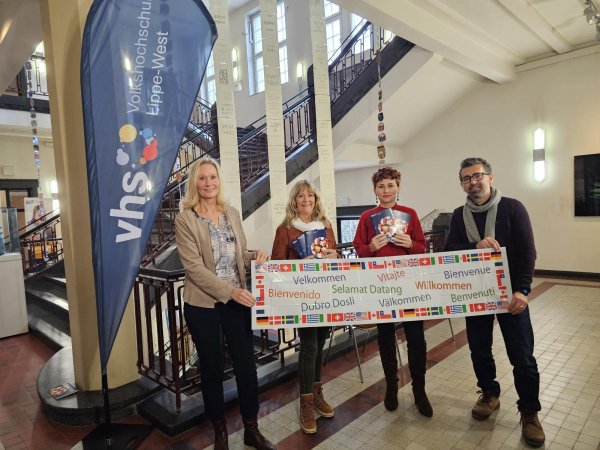 Das Team der Volkshochschule Lippe-West (von links) Ute Reichert, Claudia Tunsch, Katharine Lammert und Nikolay Dimitrov stellt das Programm für das Sommersemester vor. 454 Angebote stehen zur Auswahl. - © Astrid Sewing