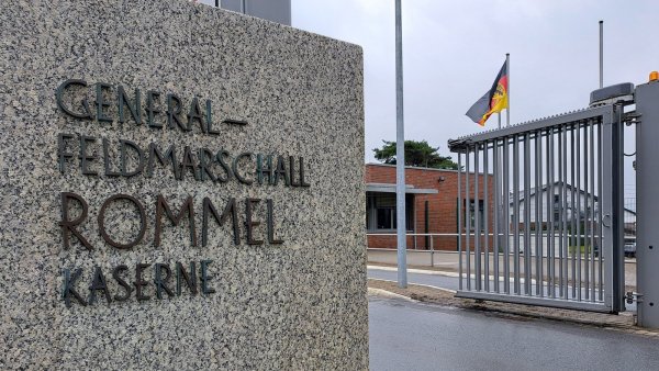 Immer wieder werden Stimmen laut, die die Benennung der Augustdorfer Kaserne nicht gutheißen. - © Carolin Brokmann-Förster