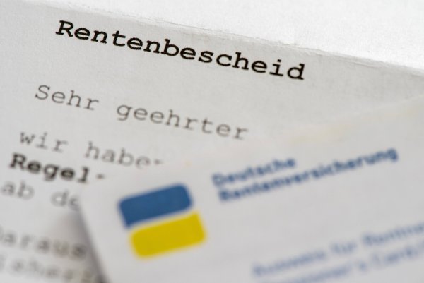 Vom Rentenbescheid sind viele Menschen überrascht. - © picture alliance / SZ Photo