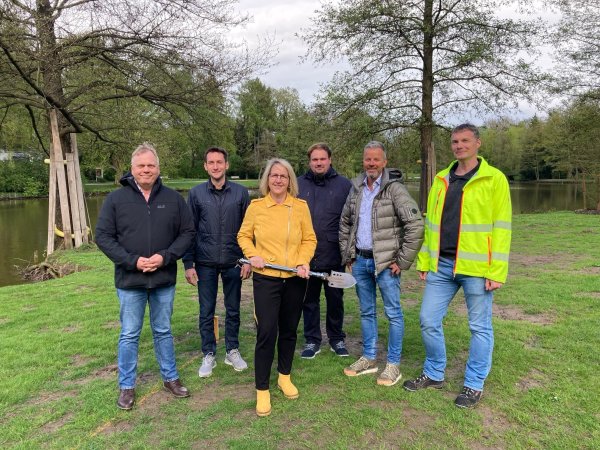 Start für die Arbeiten am Seekurpark mit (von links) Kurdirektor Thorsten Brand, Planer Matthäus Janczyk, Vorsitzende Diana Vorndamme und Fabian Roll vom Verein Bad Meinberg, Landschaftsbauer Thomas Grytz und Stadt-Pressesprecher Sebastian Vogt. - © Cordula Gröne