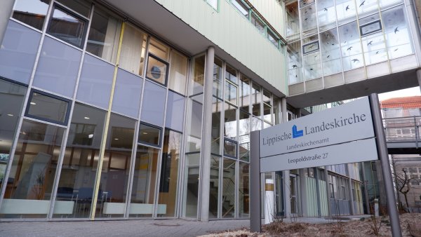 Im Landeskirchenamt hat Landesuperintendent Dietmar Arends die Aufklärung Jahrzehnte zurückliegender Fälle sexualisierter Gewalt in der Konfirmanden- und Jugendarbeit zur Chefsache erklärt. - © Lorraine Brinkmann