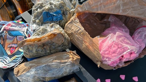 Am Flughafen Paderborn/Lippstadt entdeckten die Fahnder Ecstasy Tabletten, Marihuana und Haschisch im Koffer eines Mannes, der schon im Flieger in die Türkei saß. - © Hauptzollamt Bielefeld