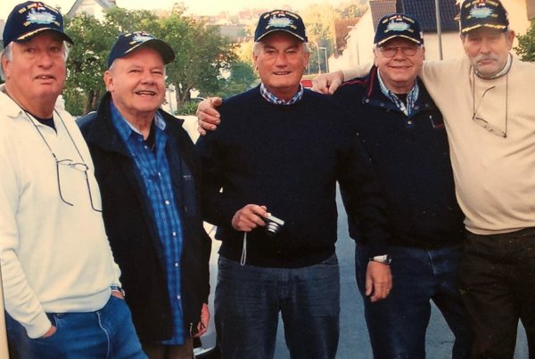 Das Foto zeigt einen Teil der Dienstagstruppe bei einer Hollandreise im Jahr 2013. Darauf zusehen sind Hans Spieker (von links), Rolf König, Lothar Arends, Rainer Wachtmann und André Leskiehn. Auf einen aktuellen Fototermin haben wir wegen der Pandemie verzichtet. - © Repro: Janet König