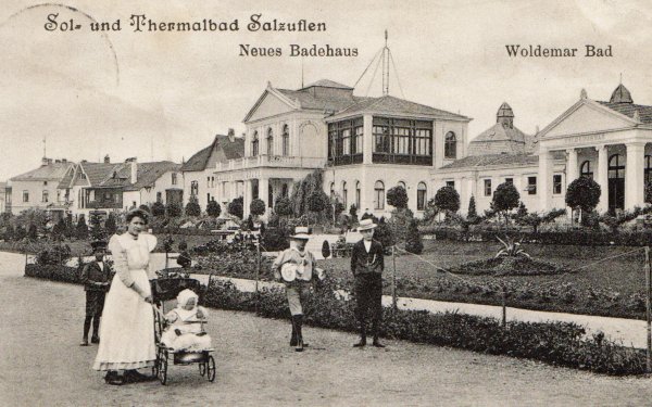 Blick in die Vergangenheit: Diese Ansichtskarte zeigt die Promenade am Leopoldbad und Rosengarten 1909. Möglicherweise sind die Kinder Kurgäste, was damals nicht unüblich war. Denn bis zur Wende zum 20. Jahrhundert war Bad Salzuflen vor allem als Kurort für Kinder bekannt. - © Stadtarchiv Bad Salzuflen