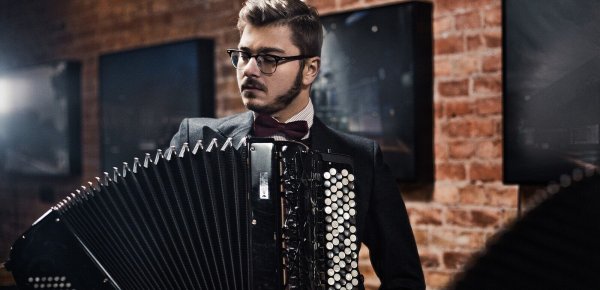 Der Alleskönner auf dem Akkordeon zu Gast beim Detmolder Kammerorchester: Maciej Frackiewicz. - © Anita Wa?sik-P?ocin?ska