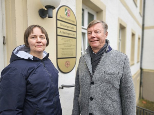 Krankenschwester Christiane Reuter hat gegen das Klinikum Lippe Klage eingereicht. Gemeinsam mit ihrem Rechtsanwalt Gerhard Ihle aus Detmold, Fachmann für Arbeitsrecht, will die 54-Jährige den Weg bis zum Ende gehen. - © Janet König