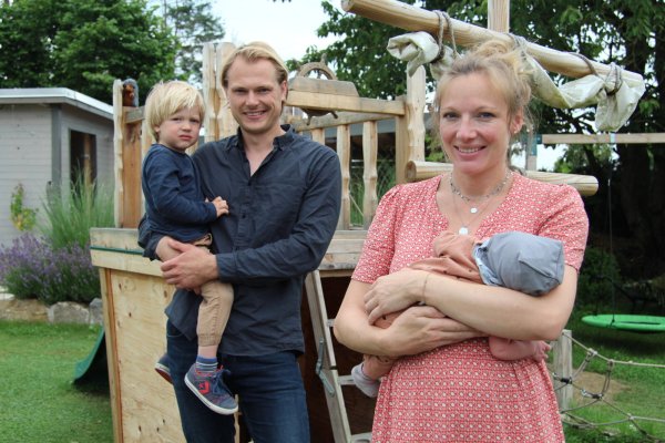 Wieder zuhause: Die glücklichen Eltern Saskia und Alexander Kirsch mit ihrem Sohn Linus (links) und der neugeborenen Jule. - © Nadine Uphoff