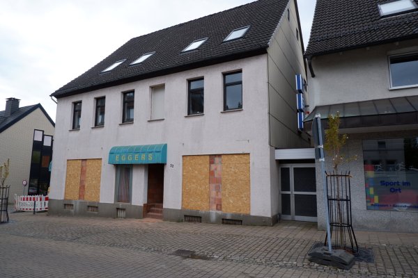 Auch in der Mittelstraße 32 befanden sich im Erdgeschoss Geschäftsräume. Nach dem Umbau wird das gesamte Haus Wohnungen beherbergen. - © Lorraine Brinkmann