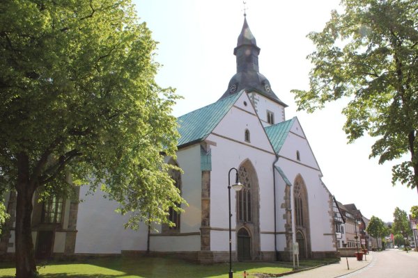 An der frisch gestrichenen Fassade der Stadtkirche Horn hat jemand eine "Z"-Schmiererei angebracht. Die LZ druckt Graffiti nicht ab und verwendet deshalb ein Archivfoto der Kirche. - © Archivfoto: Sabine Vogt