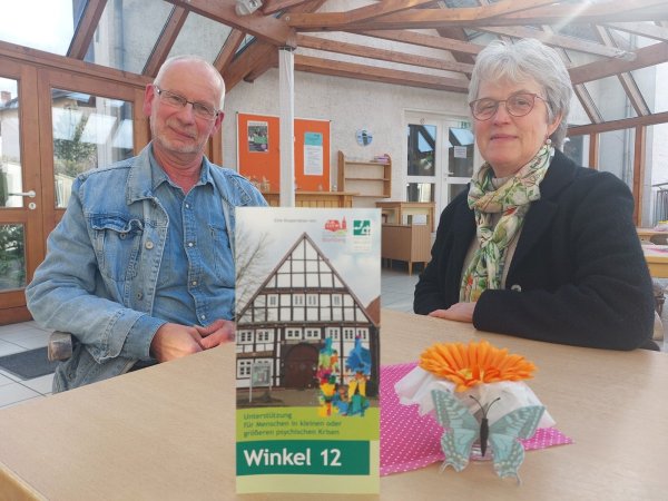 Günter Englert, Fachkrankenpfleger für Psychiatrie, und Pastorin Ursel Rosenhäger freuen sich, dass das Projekt um zwei weitere Jahre verlängert wird. Im Wintergarten des Gemeindehauses wird ab dem 2. Mai ein Begegnungscafé für alle Menschen eröffnet. - © Michaela Weiße