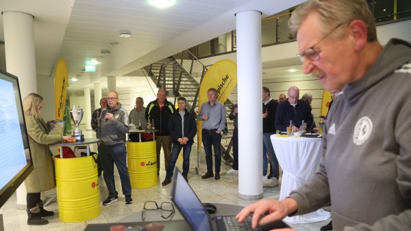 Da passt doch was nicht: Gottfried Dennebier, Vorsitzender des FuL-Kreises Detmold, hat am Dienstag die Ergebnisse der Auslosung eingetippt. - © Paul Cohen