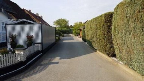 Unter anderem in der Straße Im Kurpark ist es zu eng für das Müllfahrzeug: Es kann hier nicht drehen. Die Anwohner müssen die Tonnen künftig nach vorn bringen. - © PreZero