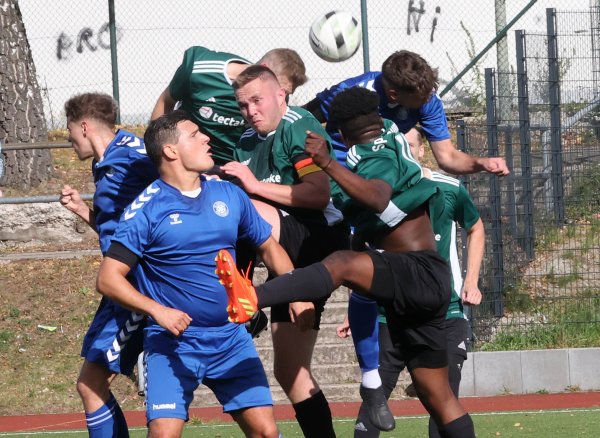Luftakrobatik im Schlänger Derby mit Yannik Vukadinovic und SF-Kapitän Bastian Hasse im Zentrum. Foto: Paul Cohen - © paul cohen