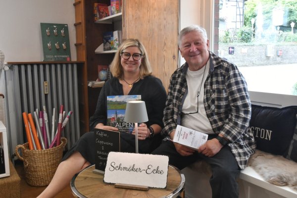 Cerrin Wehrmann-Ristau und Jörg Czyborra freuen sich auf einen unterhaltsamen Bücherherbst, bei dem Cyborra auch seinen dritten Krimi mit dem Zufallsermittler Christian Kupery vorstellt. - © Gunter Held