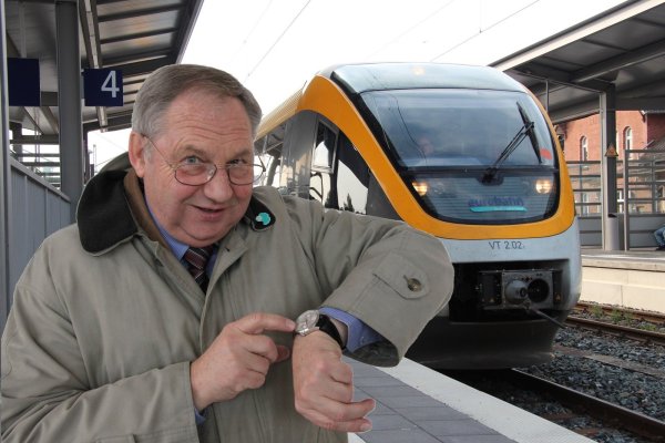 Der Fahrgast steht um Mittelpunkt, sagt Kurt Kalkreuter. Ein pünktlicher Zug gehört dazu, betont er stets. - © Vera Gerstendorf-Welle