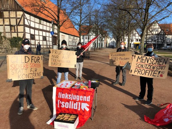Mit deutlichen Slogans tritt die Linksjugend im Lippegarten an. Sie übt Kritik am bildungspolitischen Umgang mit der Coronakrise. - © Till Brand