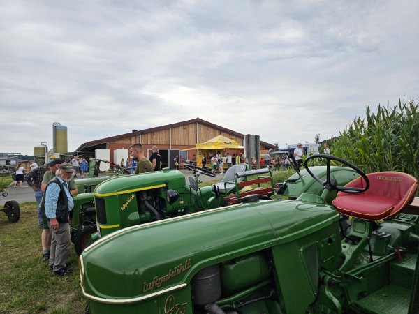 Familie Horn begrüßte im vergangenen Jahr einige Hundert Besucher auf der Egge. Die Treckerfreunde sind am 24. und 25 August beim nächsten Fest auf der Egge wieder dabei, außerdem auch einige Vereine aus Hörste. - © Archivfoto Astrid Sewing