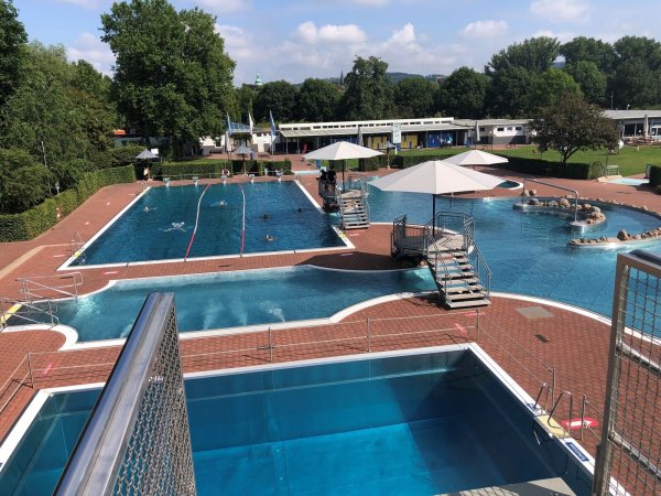 Auch bei moderaten Temperaturen ziehen die Sportschwimmer (hinten im Bild) ihre Bahnen im Bega-Bad. - © Sven Kienscherf