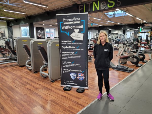 Bereichsleiterin Petra Kruse ist froh, dass im Buena Vista Fitnessclub trotz Testpflicht trainiert wird. Die Mitglieder haben rund um die Uhr die Möglichkeit, es verteilt sich. - © Astrid Sewing