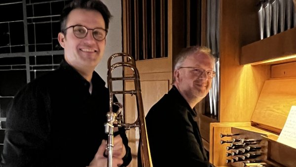 Posaunist Matthias Weiß (links) und Kirchenorganist Michael Schmidt haben in der Kirche St. Michael in Hiddesen gemeinsam ein Konzert gegeben. - © Ev.-luth. Kirchengemeinde St. Michael