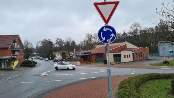 So nicht: Mancher Autofahrer überfährt den Kreisverkehr an der Poststraße. Das kann zu gefährlichen Situationen führen - auch für Fußgänger. - © Nadine Uphoff