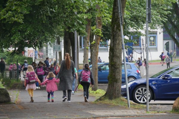 Weil es zu Schulbeginn am Schulzentrum in der Rosenstraße durch Bringverkehr ziemlich wuselig zugeht, würde die Gemeinde die Straße zu dieser Zeit gerne für den Fahrzeugverkehr sperren. - © Jost Wolf
