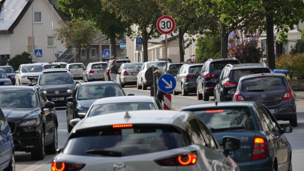 An der Friedrich-Ebert-Straße in Hiddesen staut sich der Verkehr. Tempo 30 ist Thema, doch in einer LZ-Umfrage wird deutlich, dass manche Beschränkungen für die Bürger schwer nachzuvollziehen sind. - © Jost Wolf