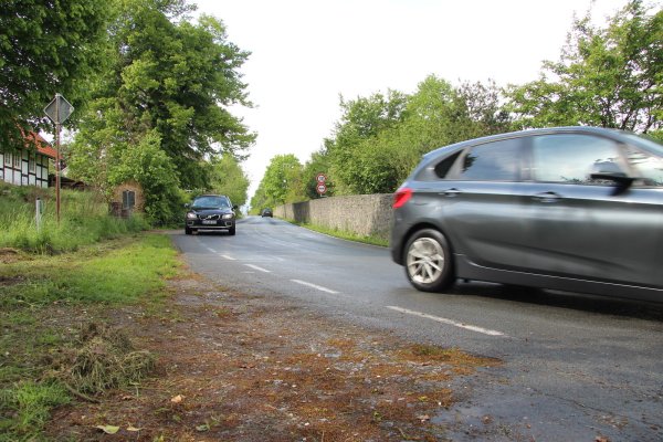 Die Markierungen für Radfahrer sind auf der Dorfstraße etwas verblasst. Eine Fahrradstraße, wie es sich viele Anwohner wünschen, wird es nicht geben. - © Kirsten Fuhrmann