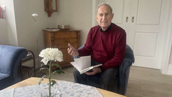 Christoph Sixt, Pfarrer im Ruhestand, hat seine Fluchtgeschichte in einem Buch geschildert. - © Silke Buhrmester