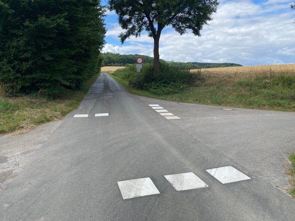 Neue Markierungen sollen verdeutlichen, dass an dieser Kreuzung in Heidelbeck "rechts vor links" gilt. Eine Bürgerinitiative glaubt allerdings, dass die Unfallgefahr damit noch nicht ausreichend gebannt ist. im Frühjahr war dort ein 13-jähriger Junge von einem Autofahrer angefahren worden. - © Rainer Korf