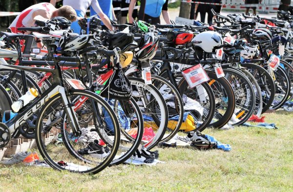 Warten auf die "Radfahrer": Die Zweiräder sind in der Wechselzone fein aufgereiht. - © Oliver König