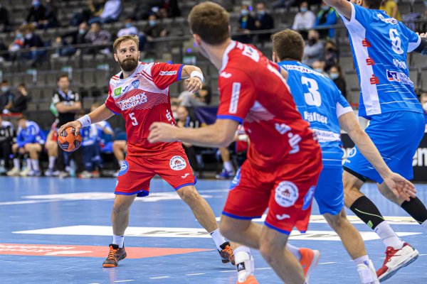 Während Bobby Schagen den Raum frei macht, erspäht Andrej Kogut die Lücke zwischen den Stuttgartern Max Haefner und Dominik Weiss (Stuttgart). Foto: Marco Wolf - © Marco Wolf