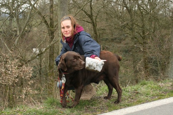 Hundekotbeutel aus Maisstärke: Die Stadtverwaltung hält von diesem Vorschlag aus der Politik nicht viel. Das Foto zeigt Hundebesitzerin Nina Brinkmann mit Labradorhündin „Wonne". - © Sylvia Frevert