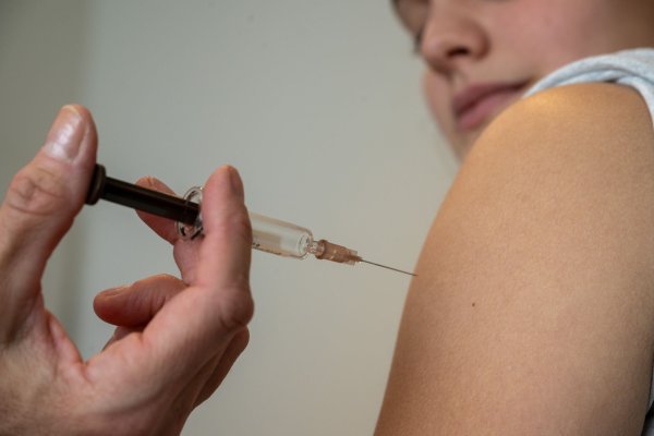 Krebsprävention: Die HPV-Impfung verhindert eine Infektion mit Humanen Papillomviren, die bösartige Tumore auslösen können – bei Mädchen und Jungen. Doch die Impfraten sind rückläufig. - © Stefan Puchner/dpa