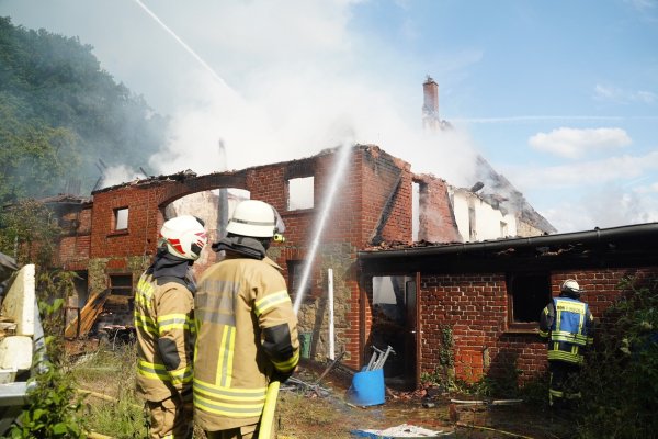 Die Feuerwehr bekämpft den Brand eines Wohnhauses. - © Freitag TV