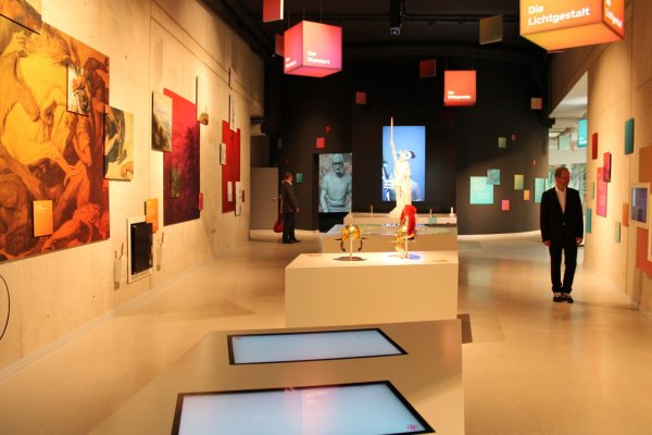 Im Hermanneum können Besucherinnen und Besucher das Hermannsdenkmal an verschiedenen Stationen digital und spielerisch erleben. - © Chiara Wibbeke