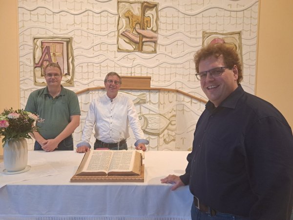 Ulrich Peuckert (vorne rechts) an seinem neuen Arbeitsplatz in der ev-ref. Kirche Schieder. Viel Erfolg wünschen ihm (von links) Kirchenvorstandsvorsitzender Kai Pankoke und Superintendent Holger Postma. - © Carolin Brokmann-Förster
