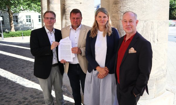 Tauschen sich über einen Antrag aus: Die SPD-Landagsabgeordneten Dennis Maelzer und Alexander Baer sowie Theater-Intendantin Kirsten Uttendorf und Verwaltungsdirektor Stefan Dörr (von links). - © SPD